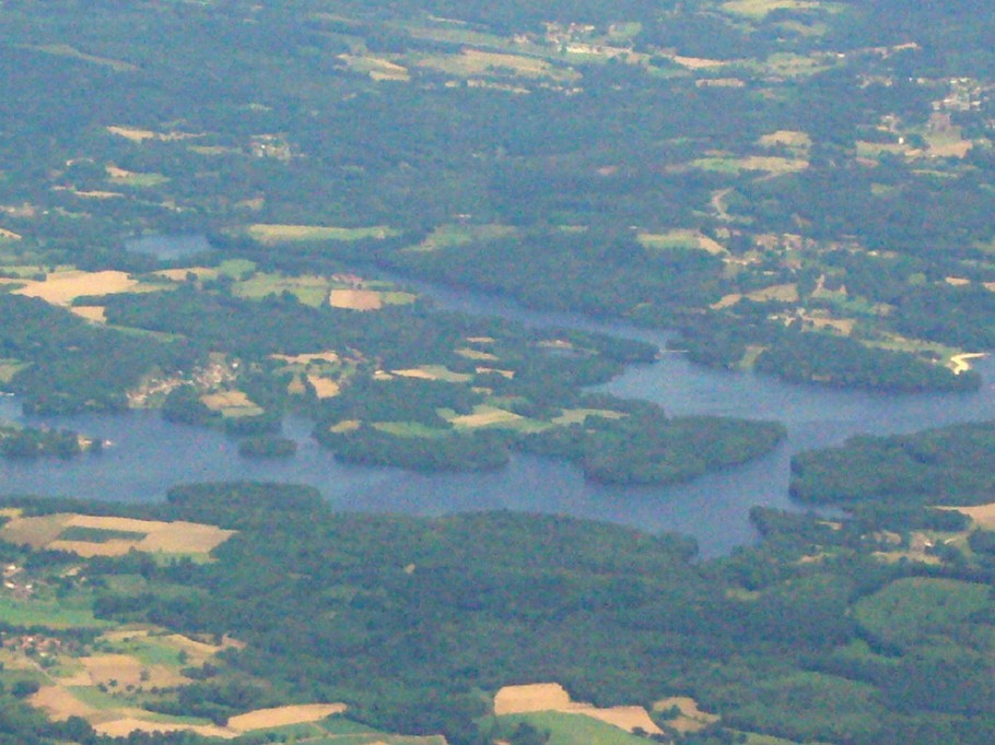 Nearby: Lake Saint Pardoux (swimming, water sports, tree-top adventure course, zip lines, fishing, etc.)