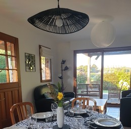 Pièce de vie et salon donnant sur la terrasse