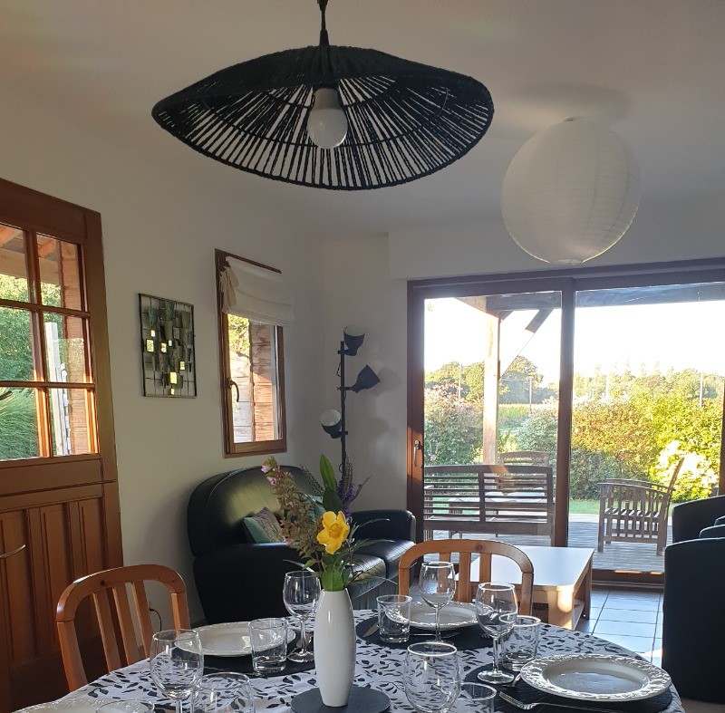 Pièce de vie et salon donnant sur la terrasse