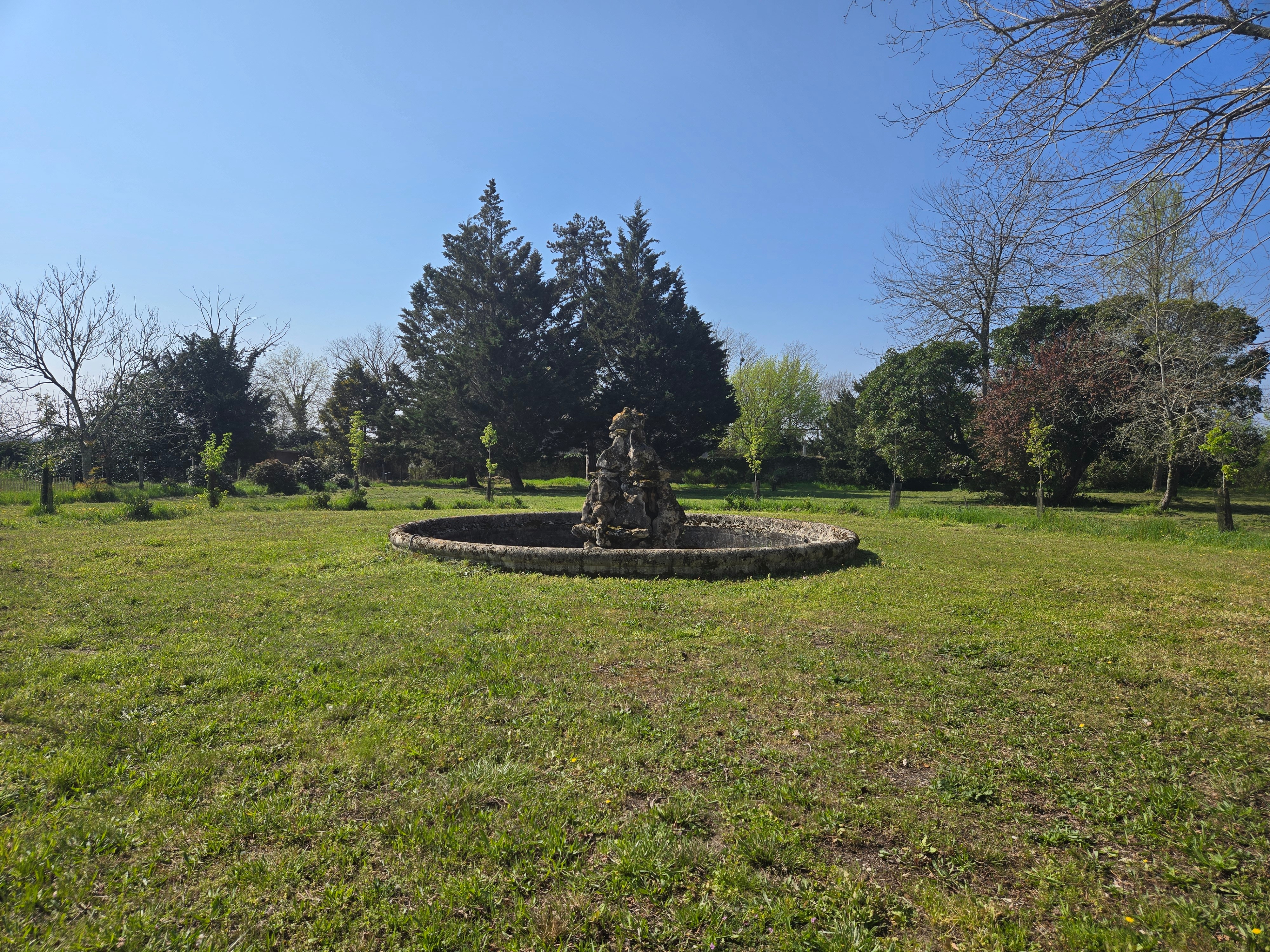 Le parc et sa fontaine