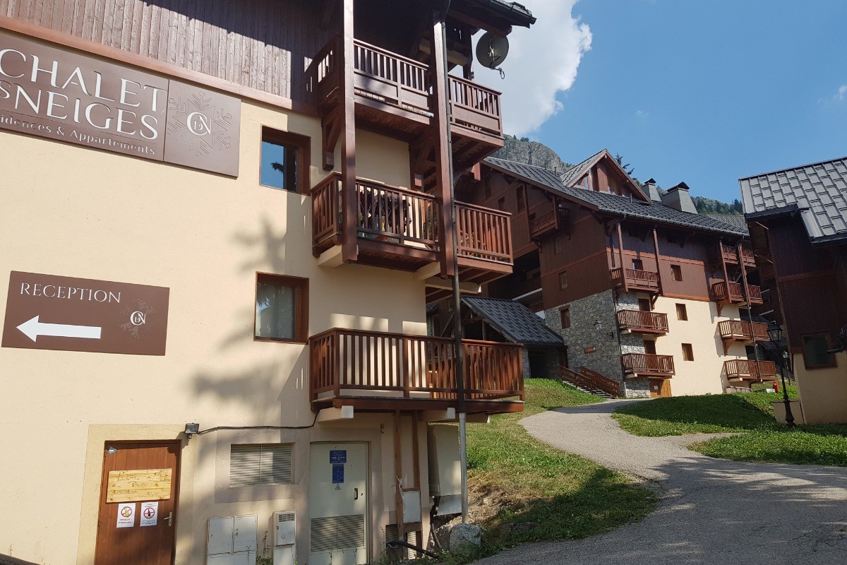 Vue sur le Chalet du Pic Blanc où se trouve l'appartement, depuis le Chalet de bienvenue (réception des clés)
