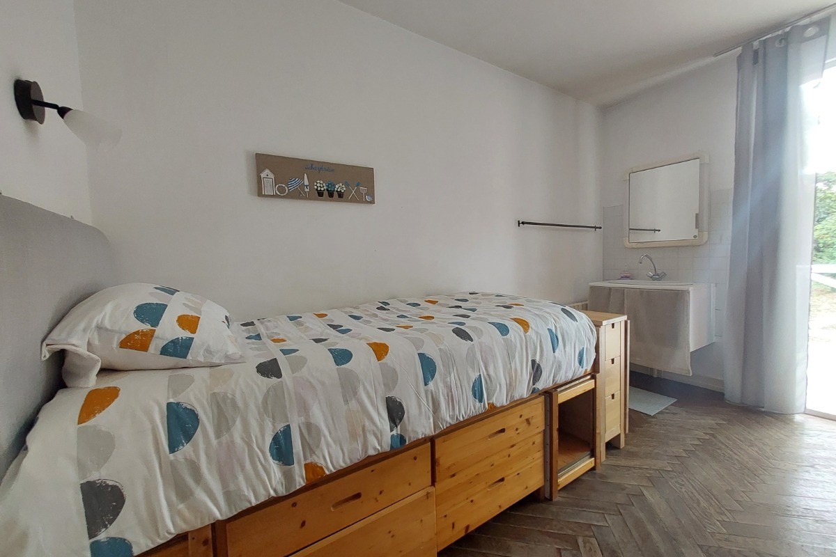 Chambre HENRI avec lavabo 1 lit + 2 lits superposés