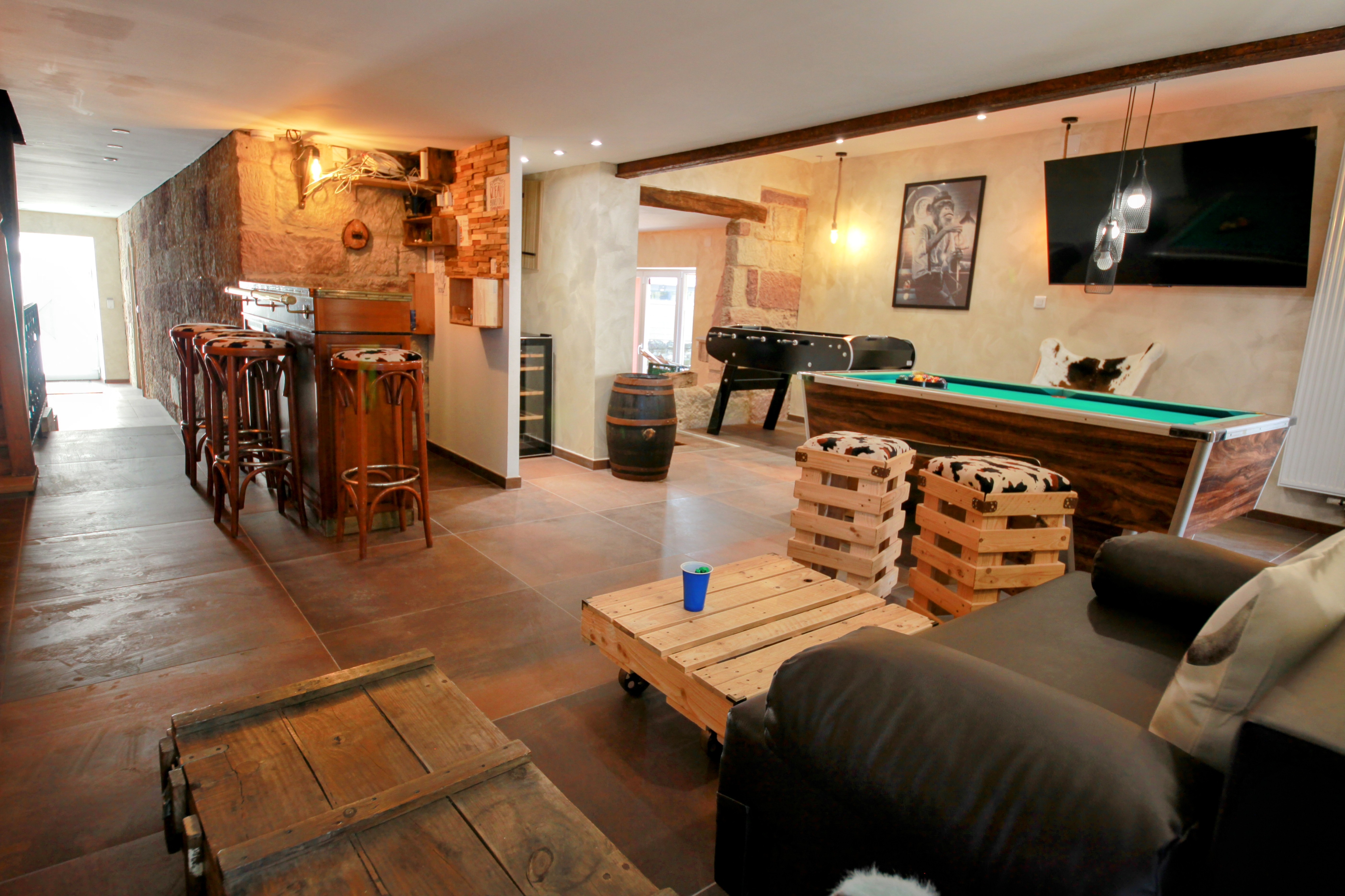 Baby-foot, billard et jeux de fléchettes- La Ferme à Gaston, gîte de groupe