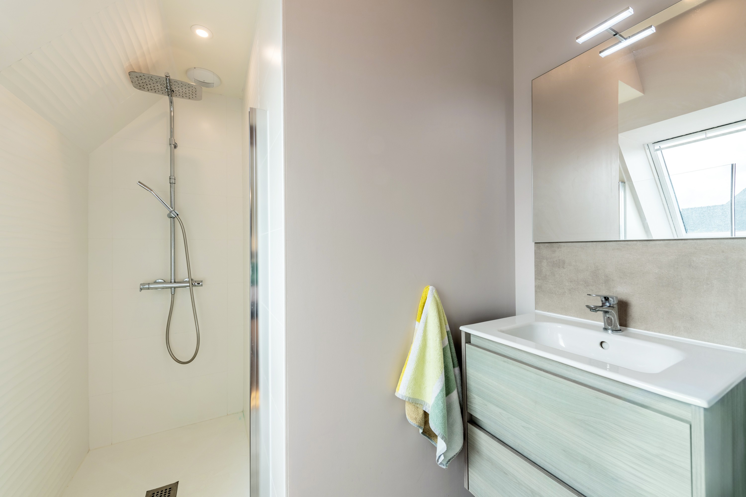private shower room in bedroom 4