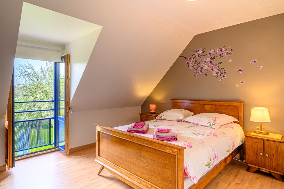 Chambre de l'étage avec un lit double standard