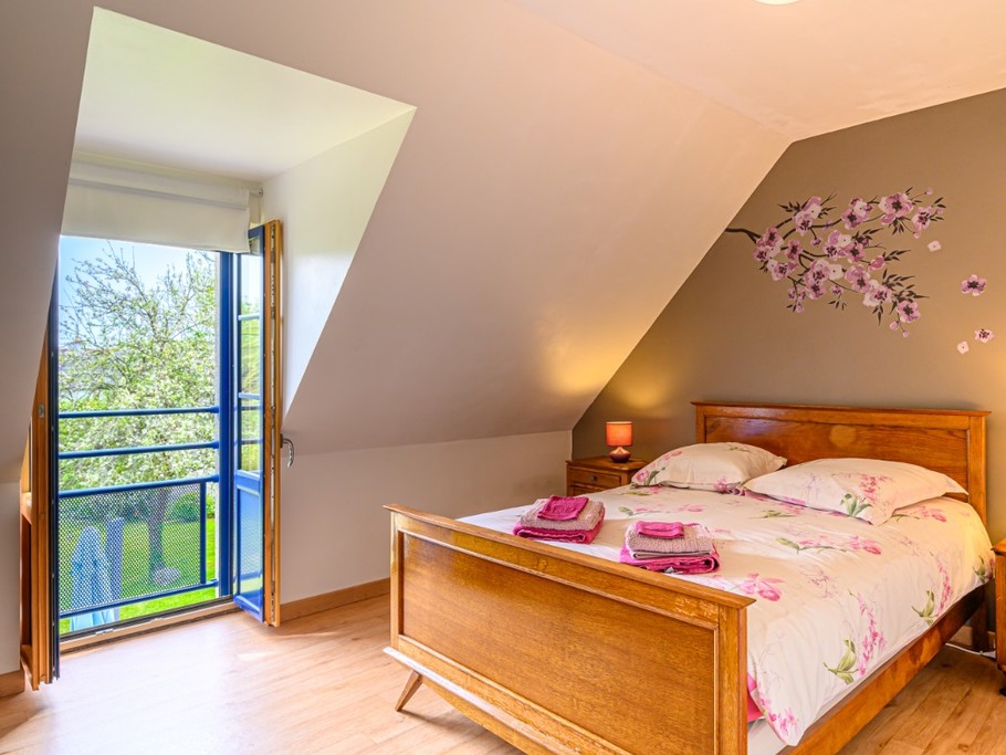 Chambre de l'étage avec un lit double standard