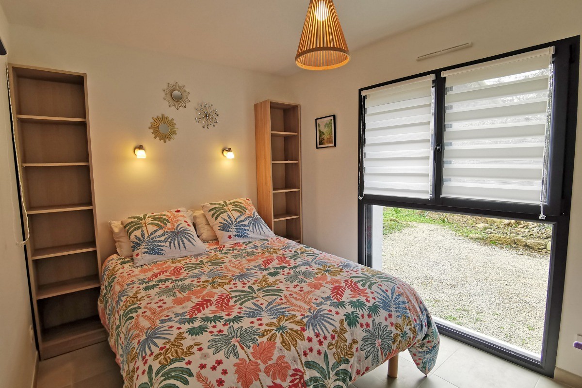 Une chambre avec un lit 140