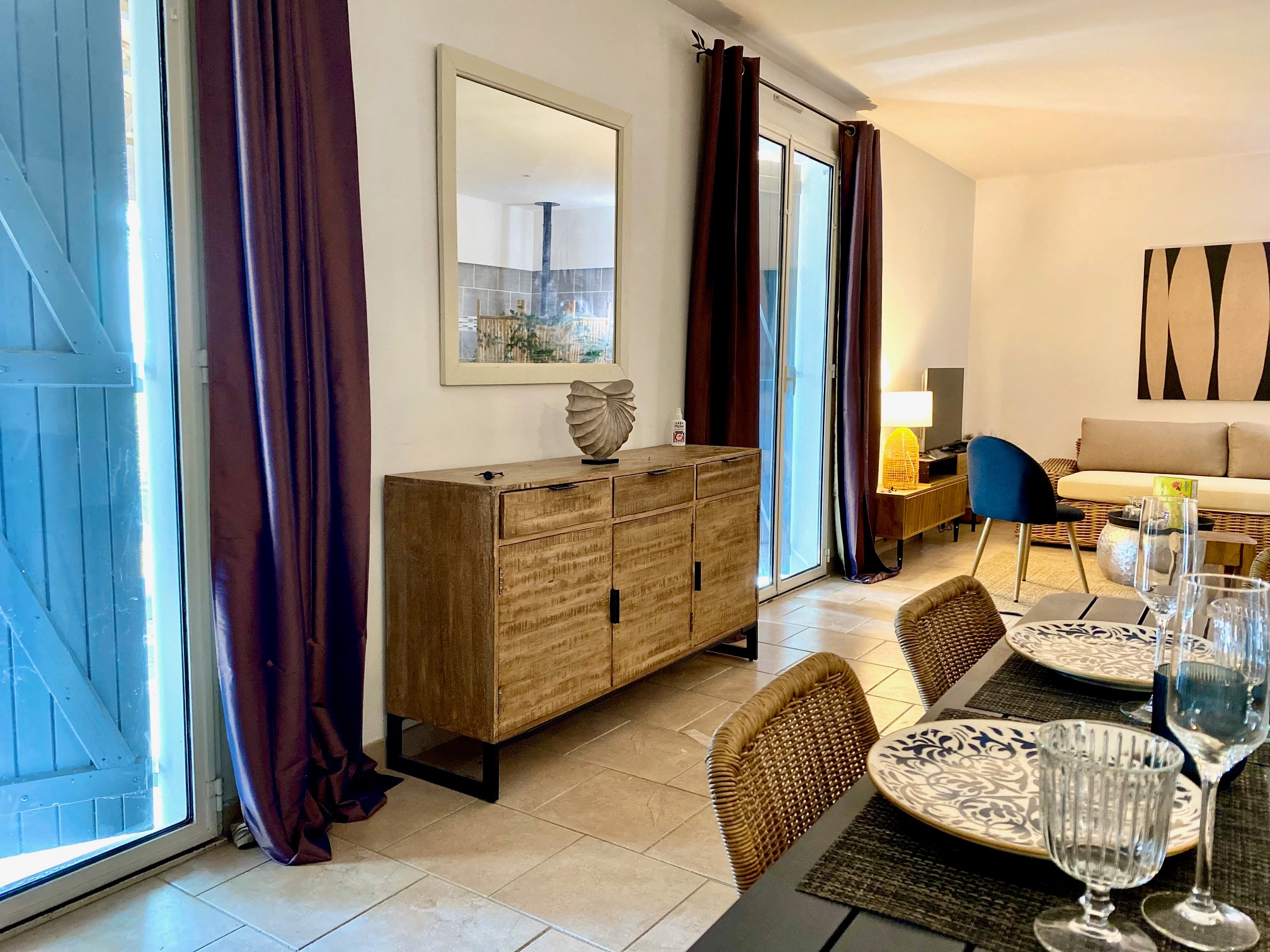 Salon séjour de 45m2 climatisé, 45m2 avec espace repas, ouvert sur la terrase