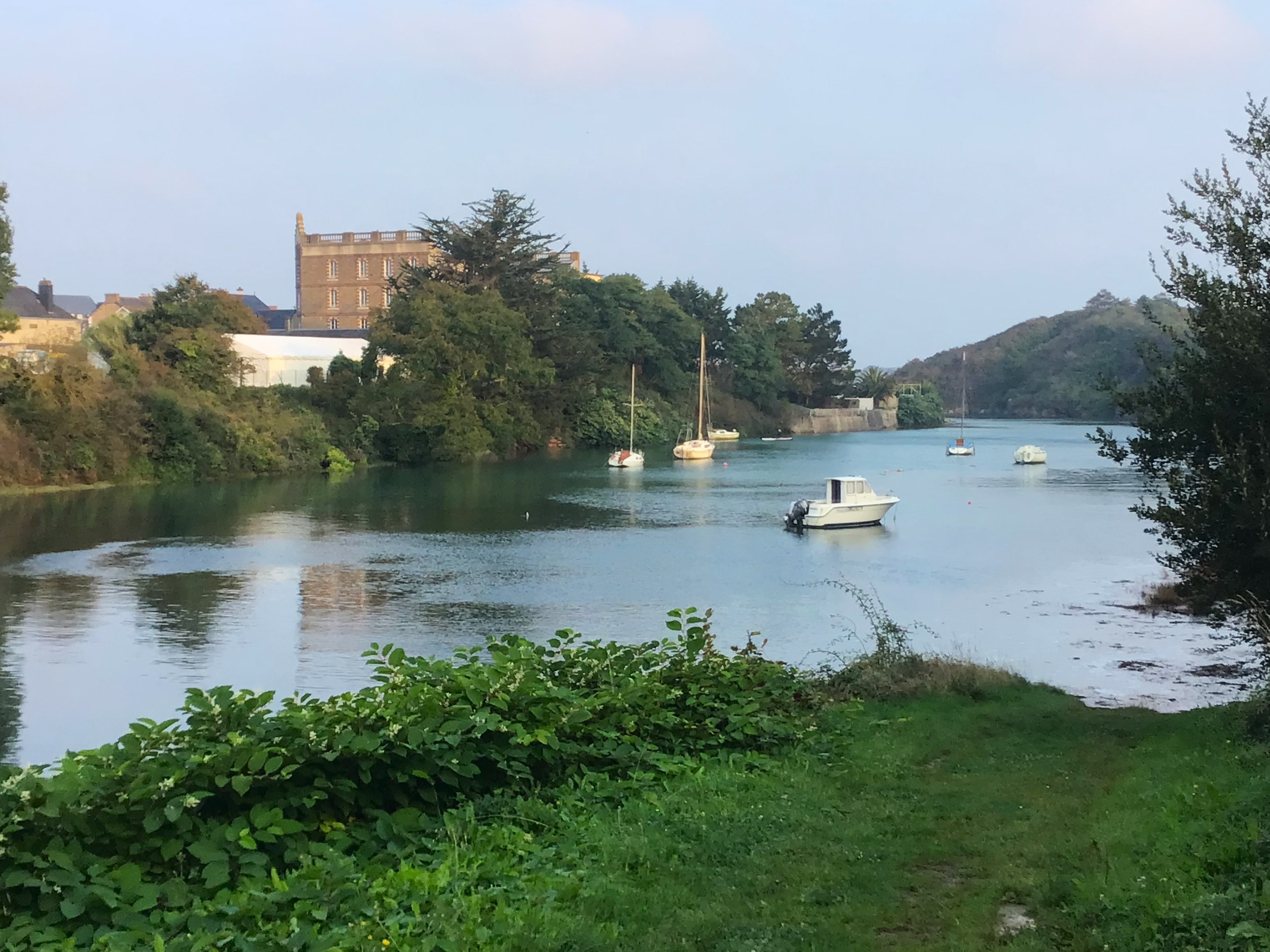 View from the gîte over the Goulet, an arm of the sea that fills up at high tide. In the background, the village of Saint-Lunaire, less than 10 minutes' walk away.