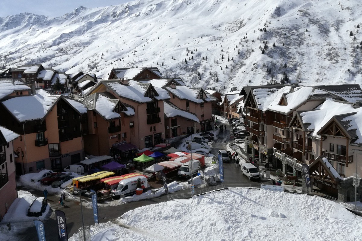 Vue du balcon la place et le marché