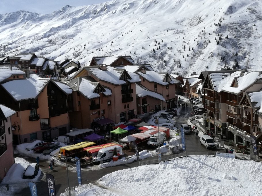 Vue du balcon la place et le marché