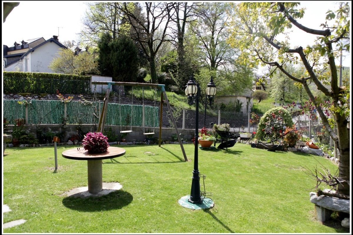 Grand jardin clos et fleuri