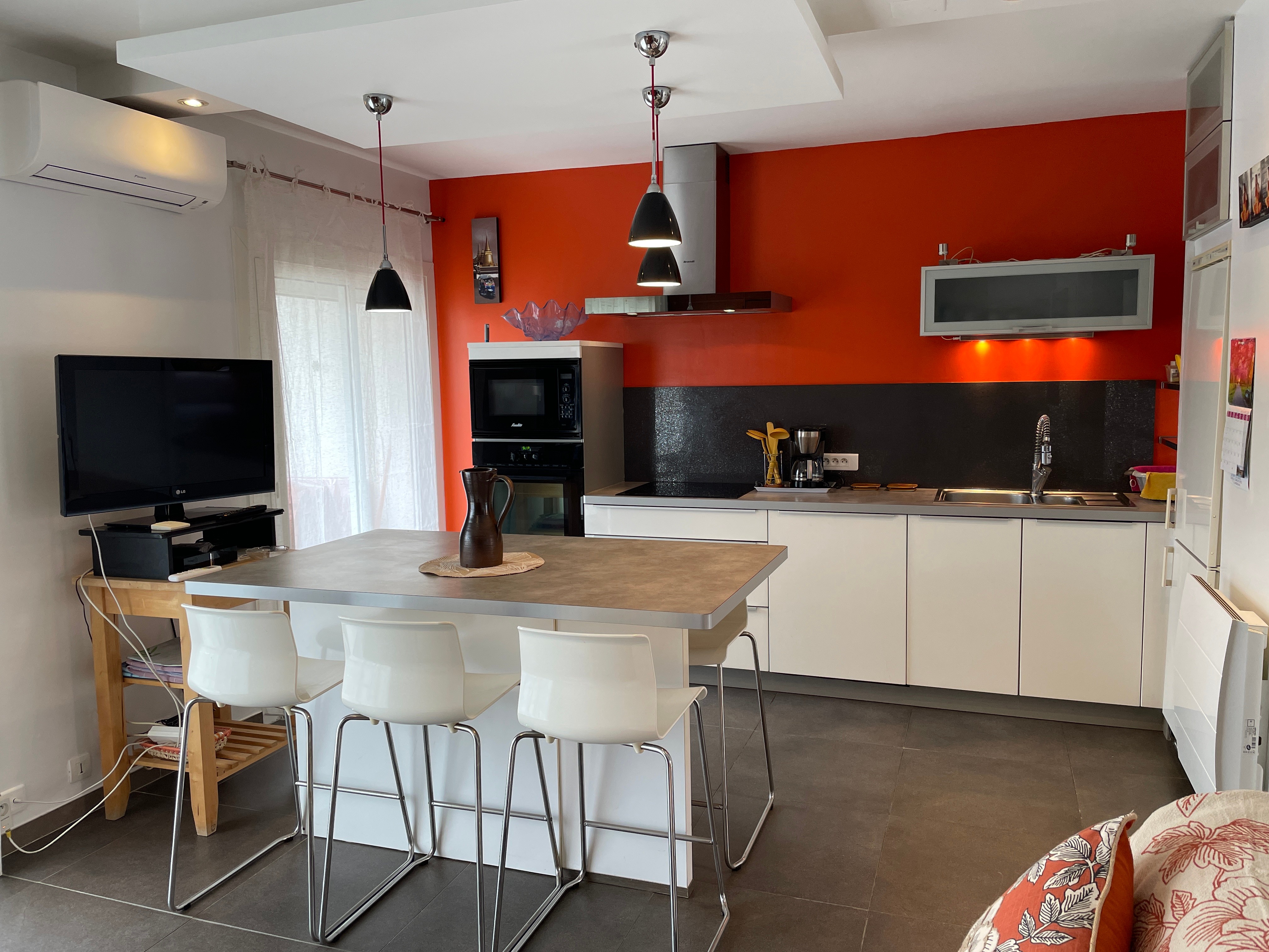 Cuisine et pièce de vie confortable