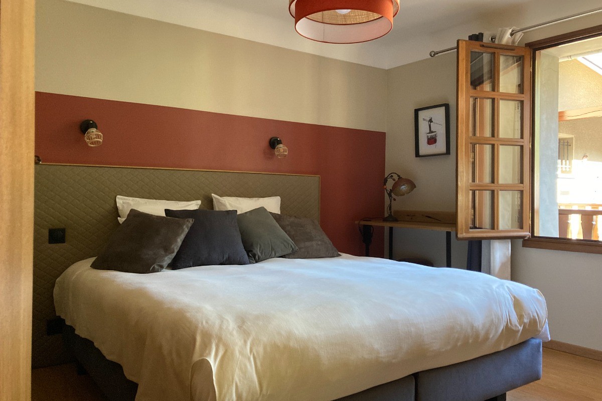 Vaste chambre avec un lit modulable en 180 par 200 orientée sud avec vue sur la montagne, un petit plus des rangements en nombre suffisant et un bureau pour votre ordinateur :Par personne1 oreiller 60*60 et 1 oreiller mémoire de forme fabrication français