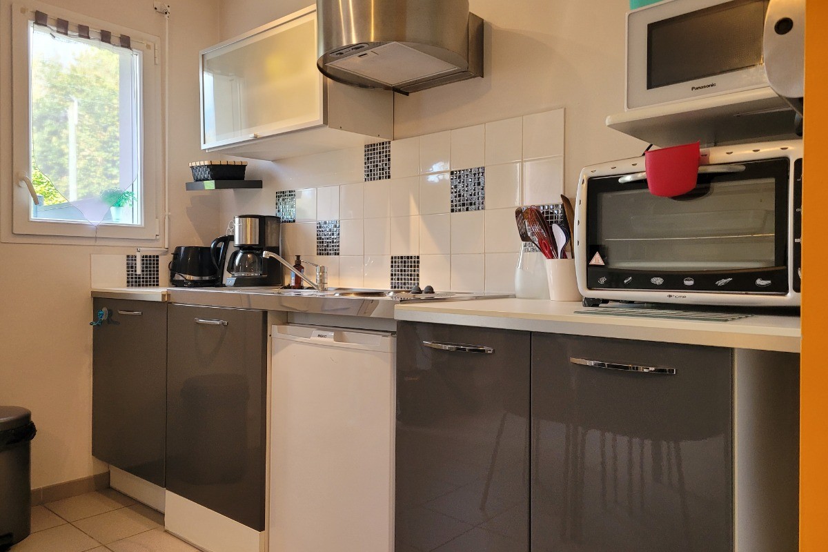LABARRE, location, Clévacances, Paimpol, la pièce de vie avec espace salon, table à manger, et cuisine aménagée