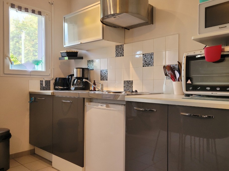 LABARRE, location, Clévacances, Paimpol, la pièce de vie avec espace salon, table à manger, et cuisine aménagée