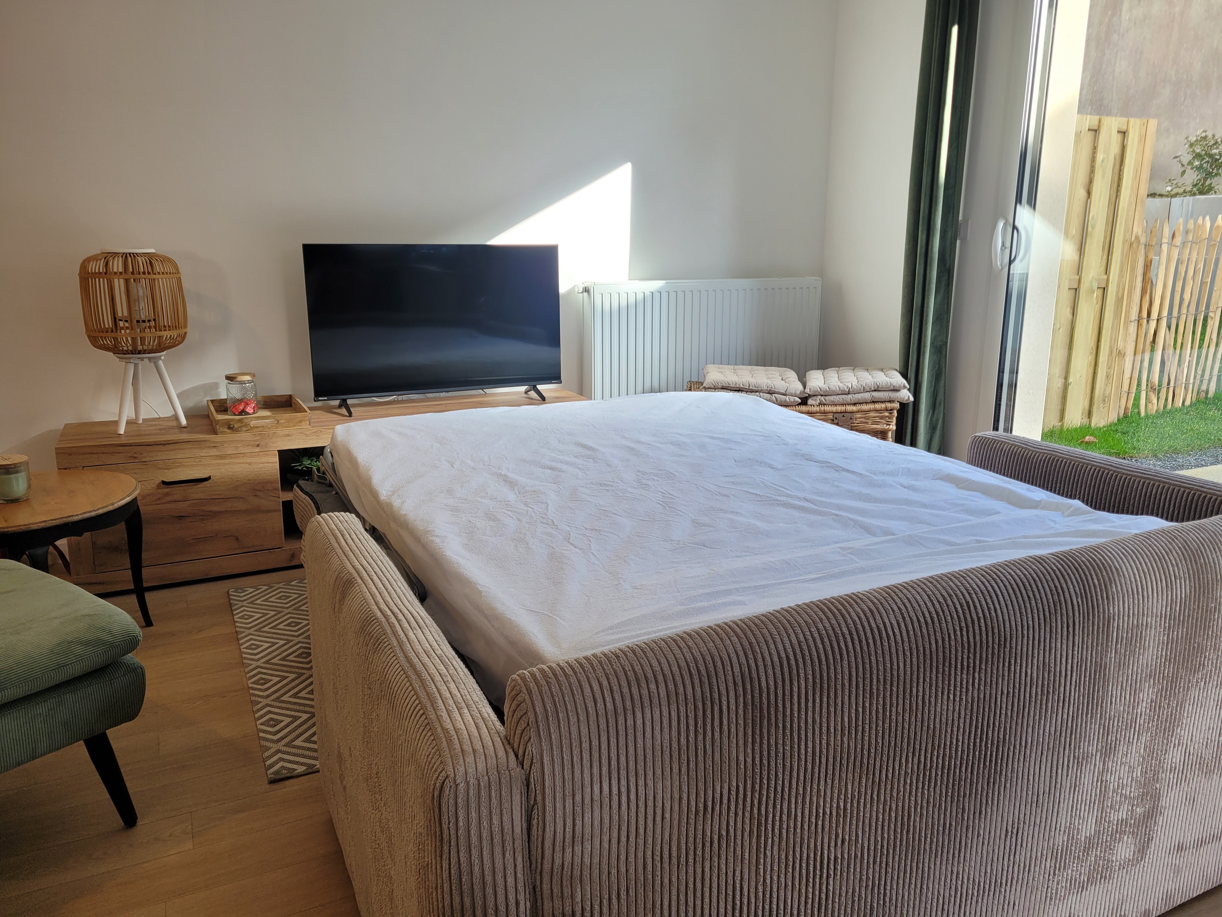 Lebreton Paimpol location, séjour cuisine pièce principale, canapé lit déplié