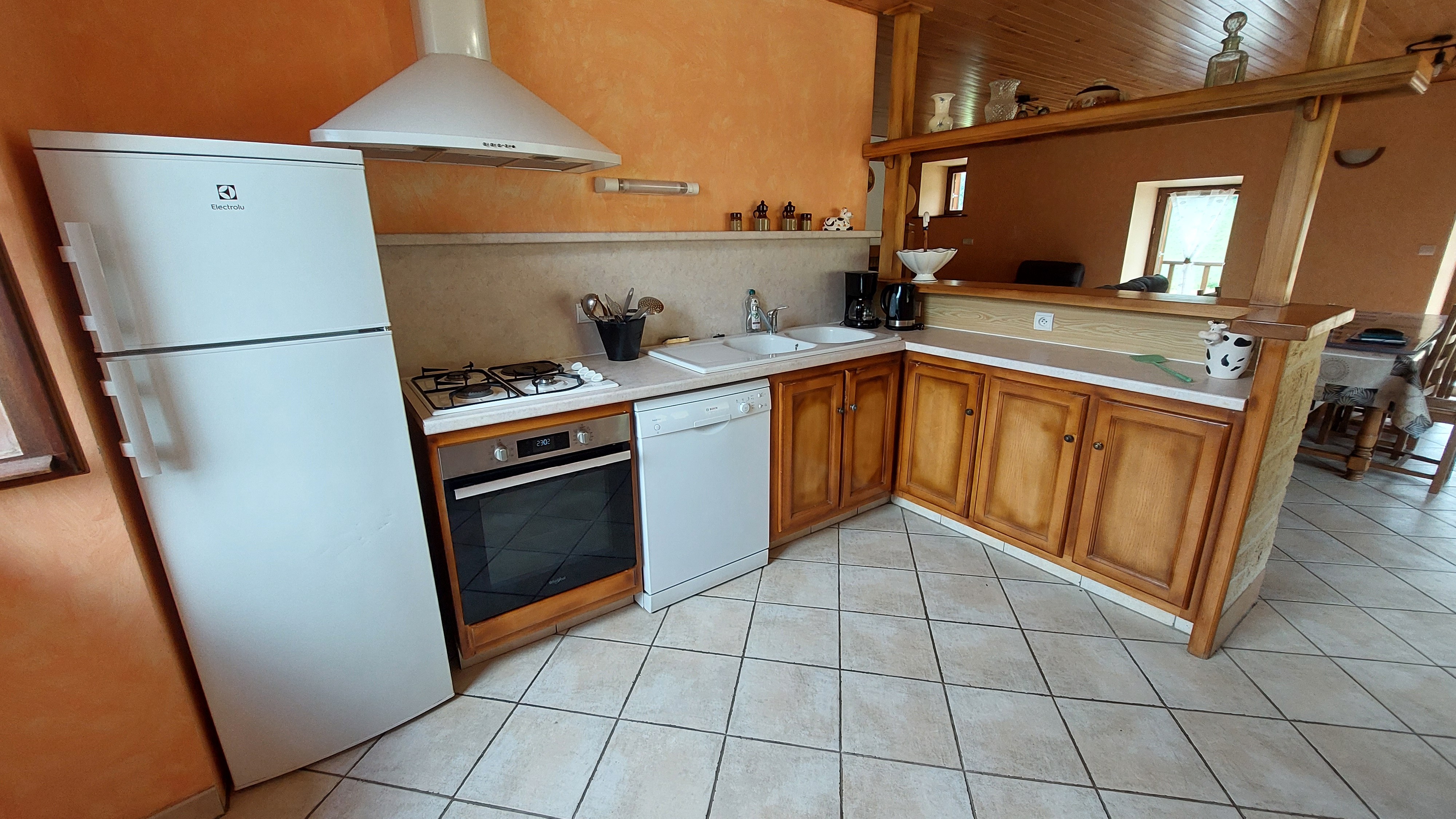 cuisine-equipee-gite-laveissiere-lave-vaisselle