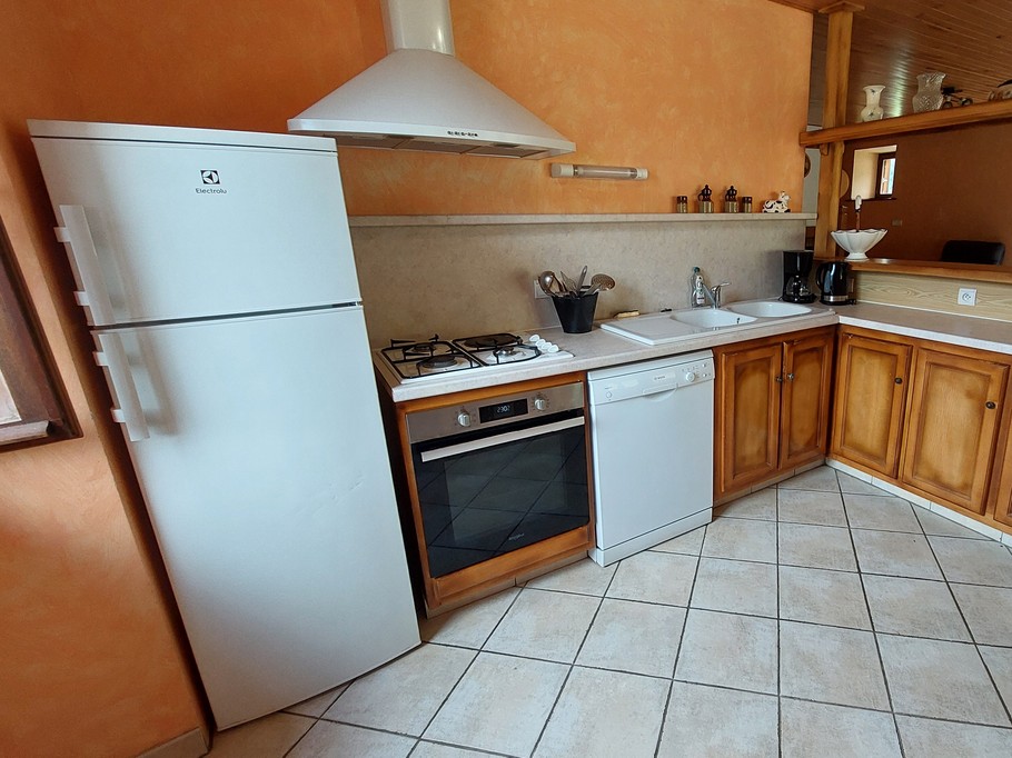 cuisine-equipee-gite-laveissiere-lave-vaisselle