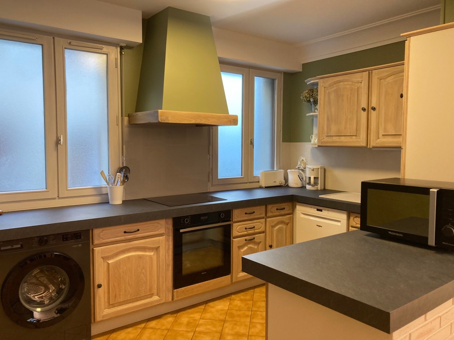 Cuisine entièrement rénovée en 2024 avec renouvellement de l'électroménager crédence en verre etc...