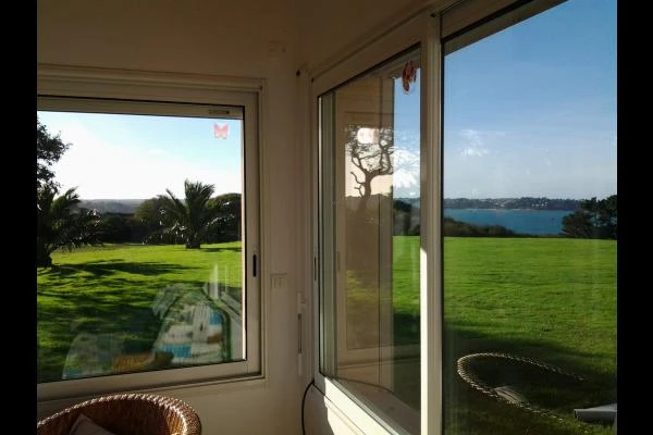 LE MARREC Location Trélevern vue mer depuis l'espace salon