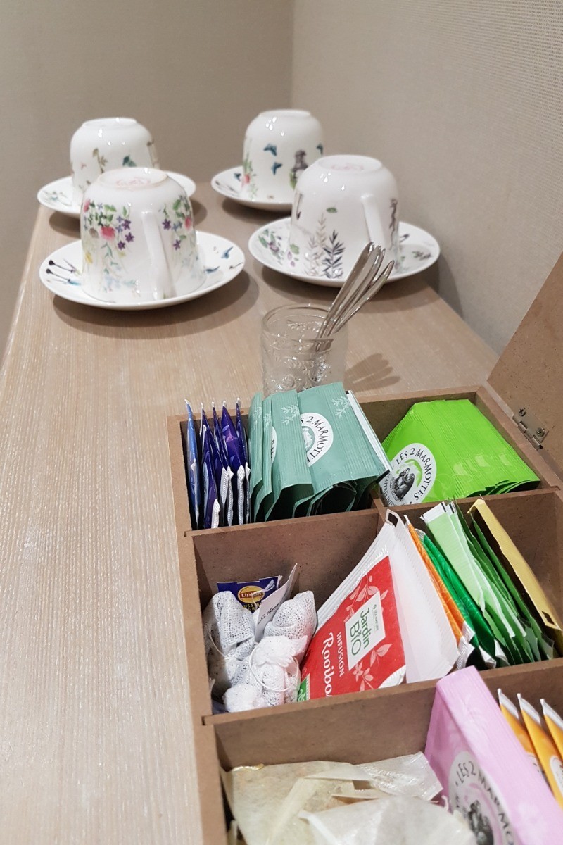 Salle de petit-déjeuner attenante à la chambre et tisanerie à votre disposition pendant votre séjour.