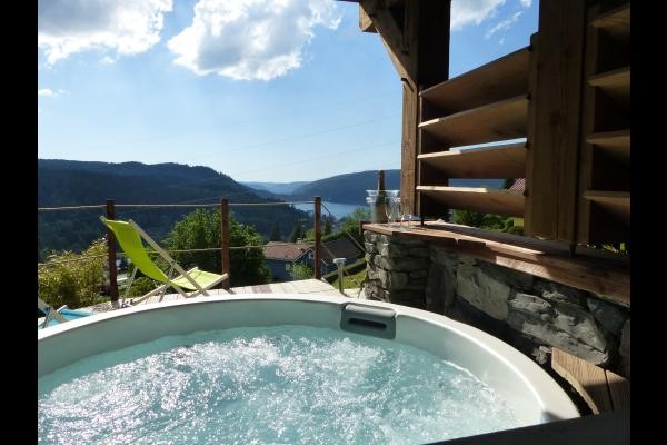 Le spa et vue lac été - Chalet Le Grenier