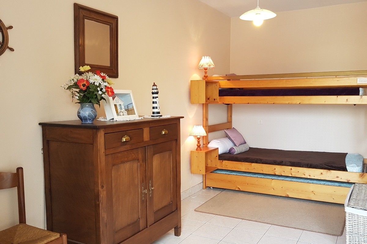 Dans la pièce de vie, le coin nui avec 2 lits de 90 superposés - Appartement "Le Beaulieu"