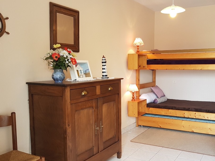 Dans la pièce de vie, le coin nui avec 2 lits de 90 superposés - Appartement "Le Beaulieu"