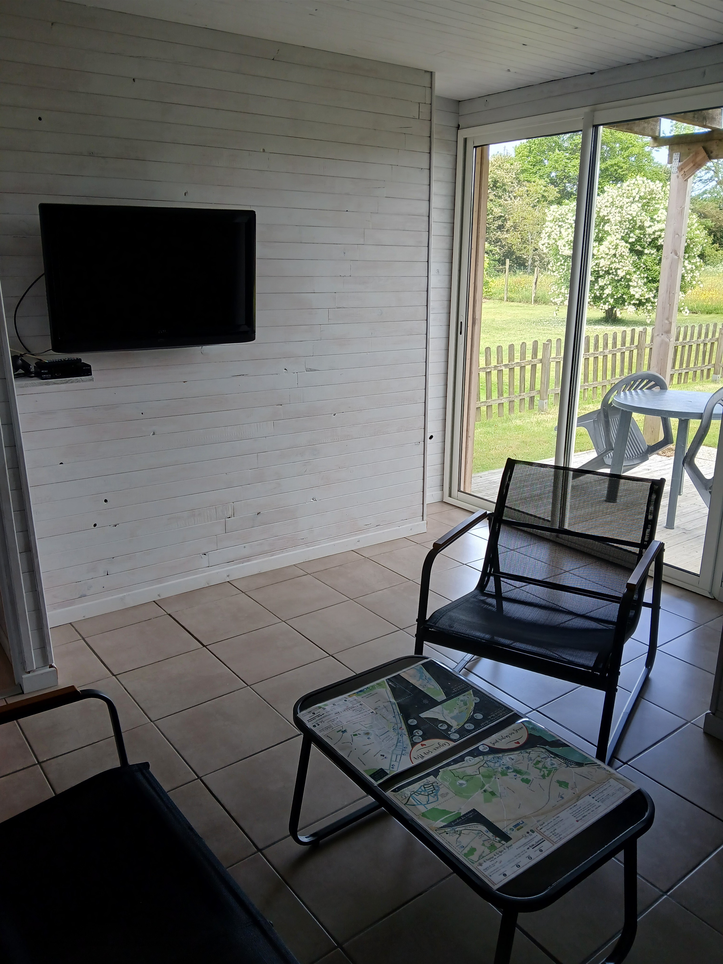 Salon avec TV chambre d'hôtes Nibas La Somme
