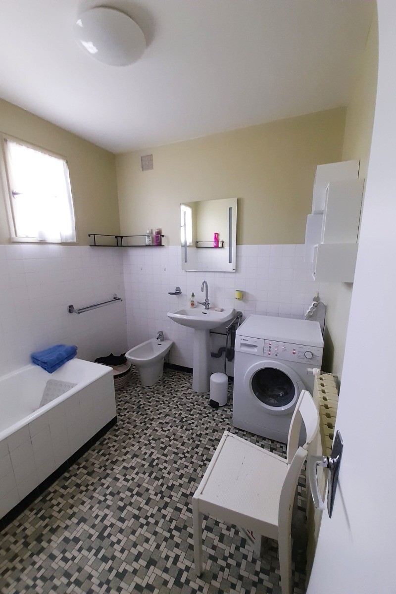 Salle de bain au rez-de-chaussée. Machine à laver.