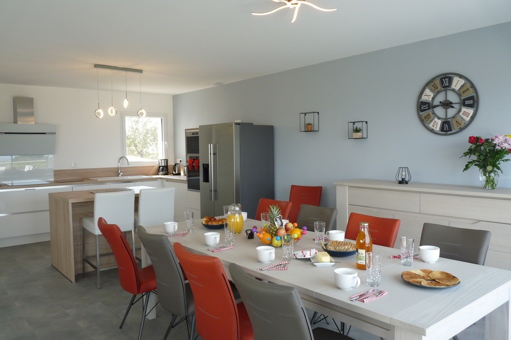 Cuisine tout équipée, salle à manger