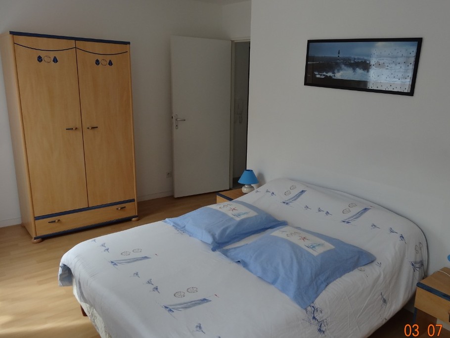 grande chambre avec une armoire, une commode et 2 tables de nuit, 1 lit bébé