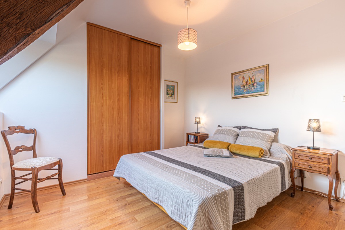ROZAVEL: Dans cette grande chambre, possibilité d'installer un lit bébé (à disposition).