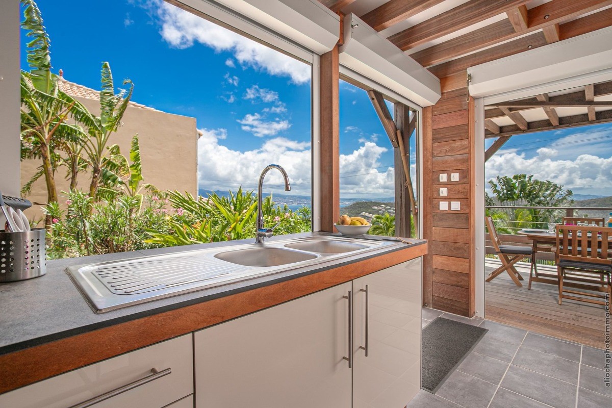 Cuisine équipée avec vue sur la baie de Fort-de-France.