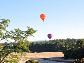 Depuis le jardin, la visite des montgolfières
