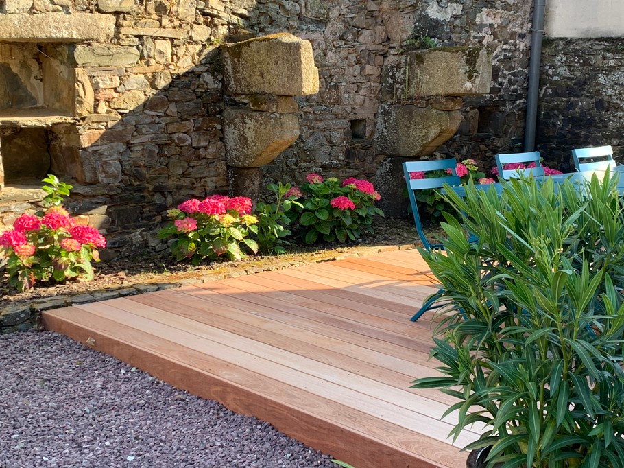 terrasse du bas avec mobilier de jardin et parasol