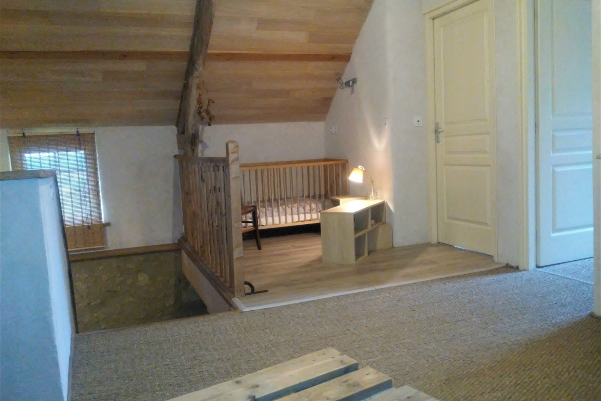 Lit bébé avec couette et draps