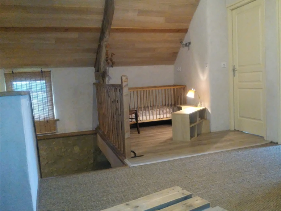 Lit bébé avec couette et draps