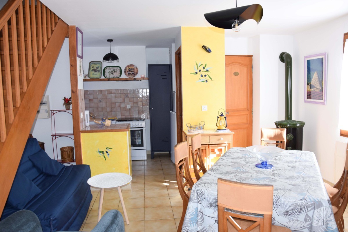 salon- salle à manger avec cuisine ouverte