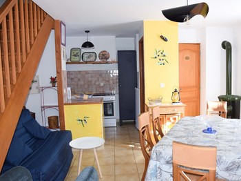 salon- salle à manger avec cuisine ouverte