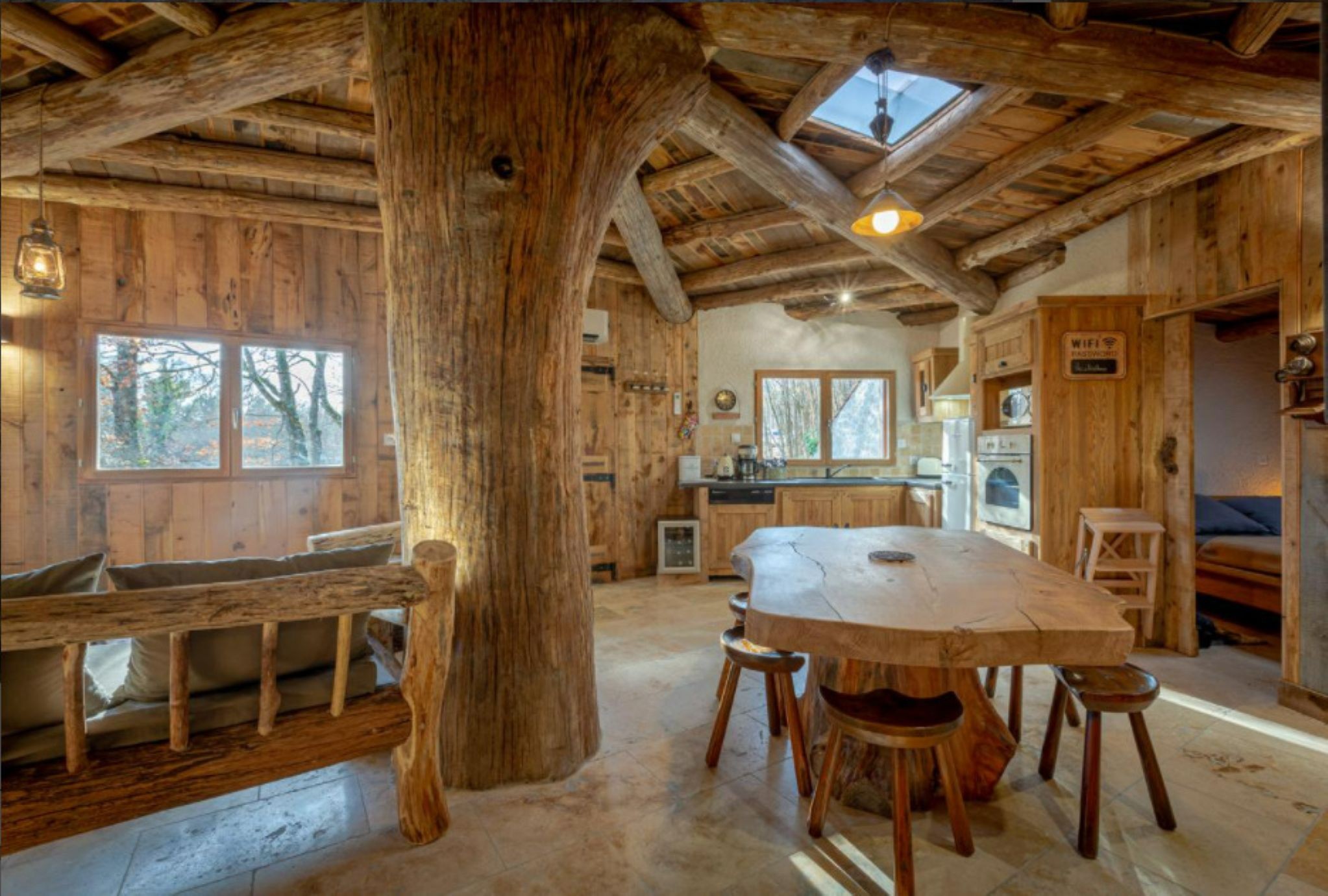 Grande pièce de vie avec cuisine aménagée et salon avec cheminée du gite insolite Le Cul de Loup près de Chambord