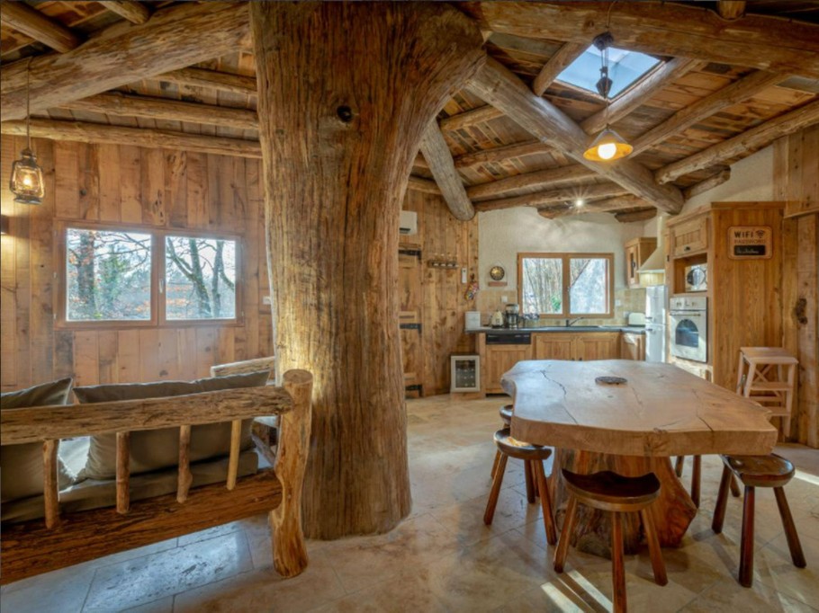 Grande pièce de vie avec cuisine aménagée et salon avec cheminée du gite insolite Le Cul de Loup près de Chambord