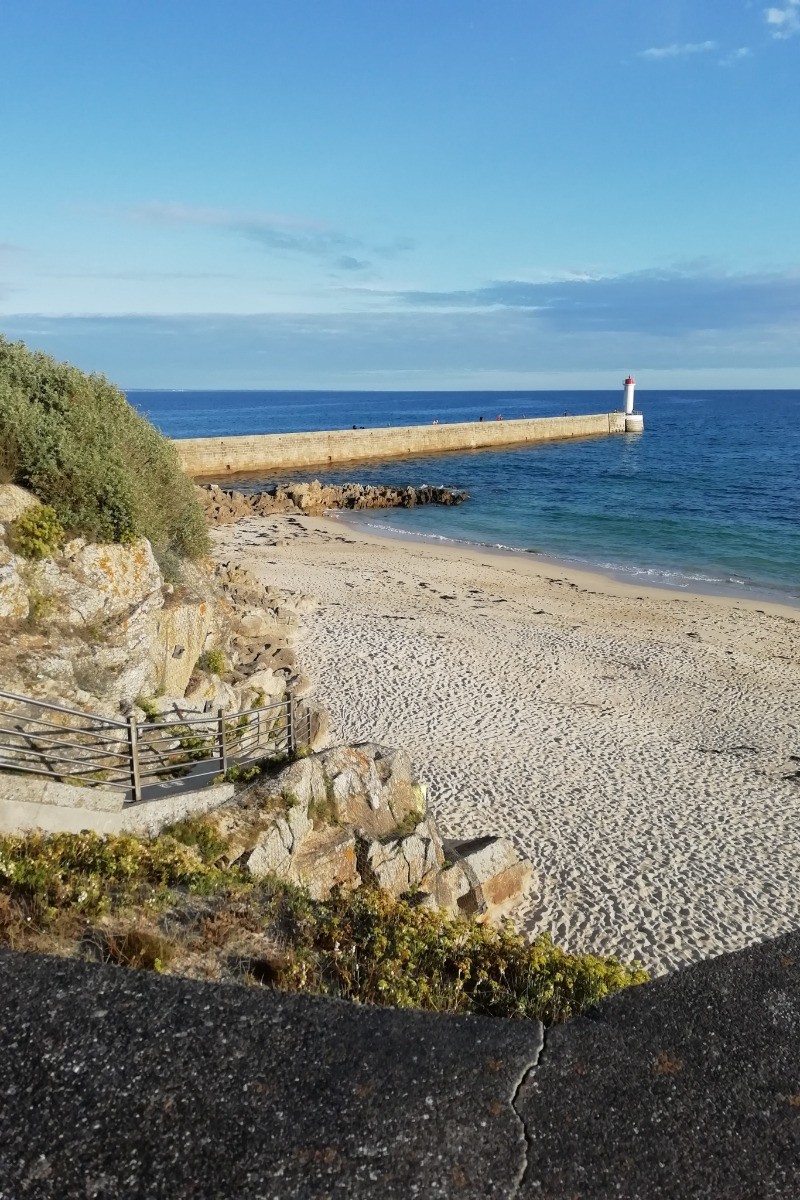 Phare du Raoulic et aperçu plage de Trescadec qui s'étend très loin vers l'embarcadère