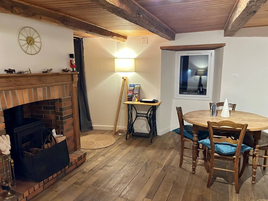 deuxième salon avec poêle à bois