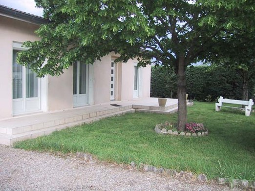 Ombrage par deux tilleuls en façade  - Vielmur sur Agout - Tarn -