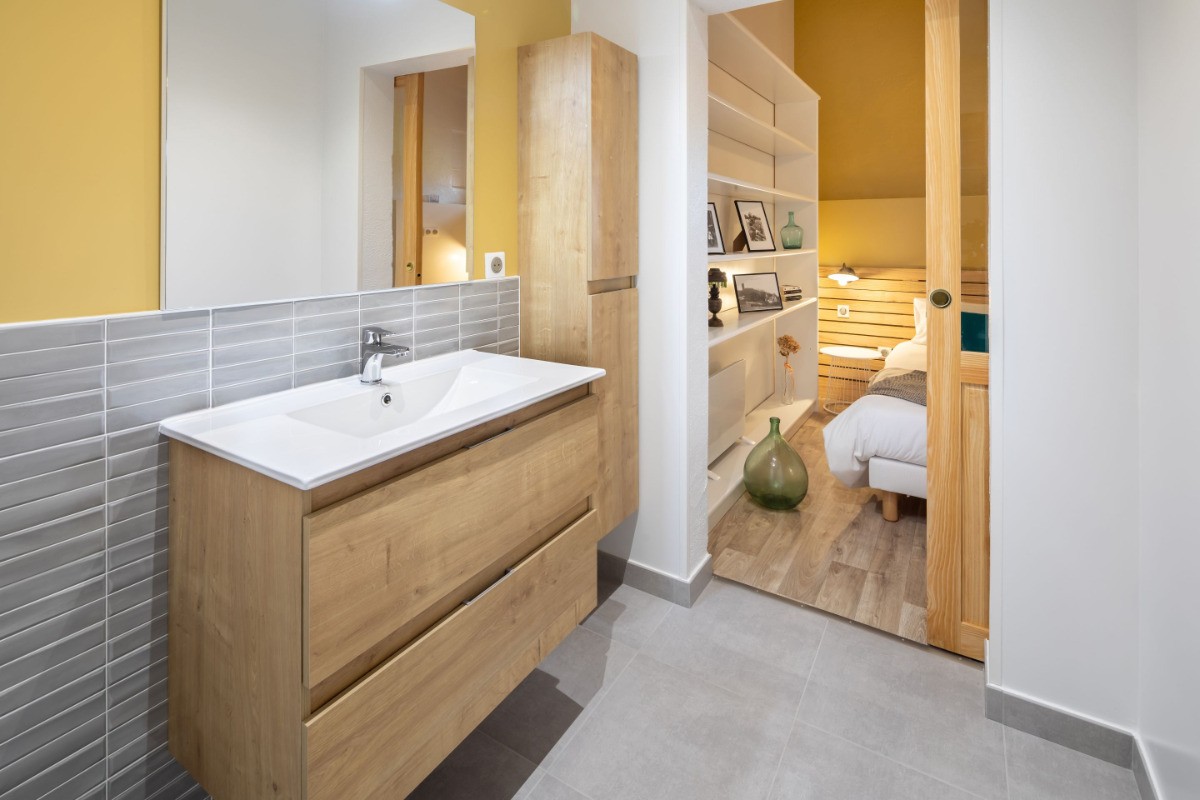 Gite-Caroline---Chambre-parentale-salle-d-eau---Pontiacq-Vielepinte