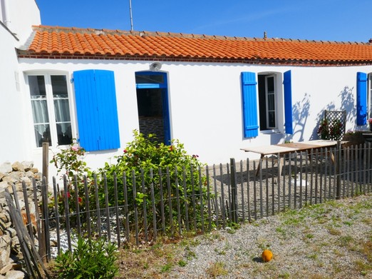 Devanture de la maison avec sa place de parking