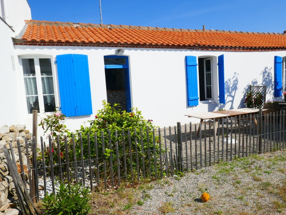 Devanture de la maison avec sa place de parking