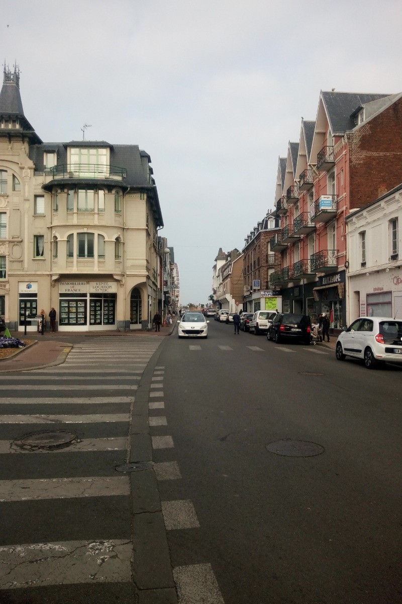 rue de l'impératrice face à l'Eglise Notre Dame des Sables